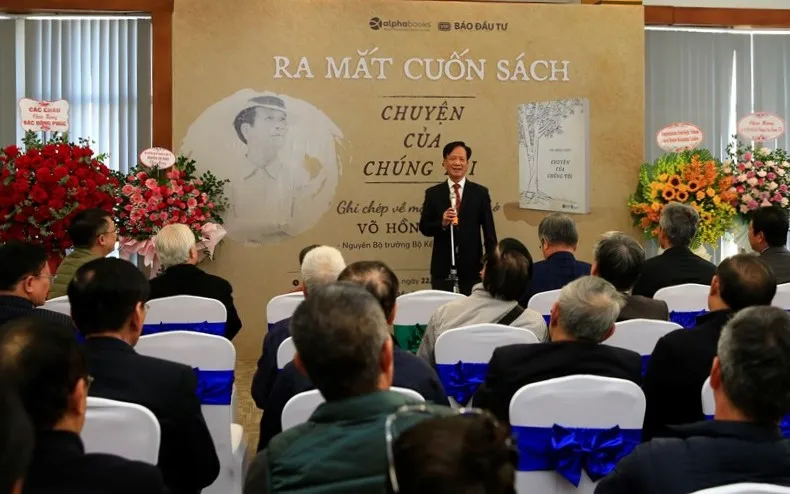 Tác giả Võ Hồng Phúc ghi trong lời tựa: “Từ xưa, tôi chỉ quen viết tờ trình, báo cáo, lời văn không khỏi khô khan, mộc mạc, nhưng sự việc và con người thì là sự thật. Xin mọi người đọc để biết đến những câu chuyện thời xưa, của những người ngày xưa ấy. Bỏ qua cho cách viết khô khan, mộc mạc của tôi”!