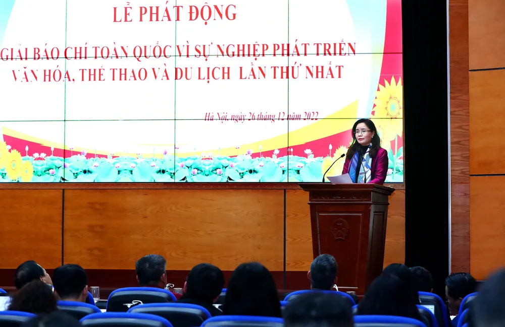 Thứ trưởng Bộ VH-TT-DL Trịnh Thị Thủy phát biểu tại buổi phát động giải Báo chí toàn quốc “Vì sự nghiệp phát triển văn hoá, thể thao và du lịch” lần thứ nhất.