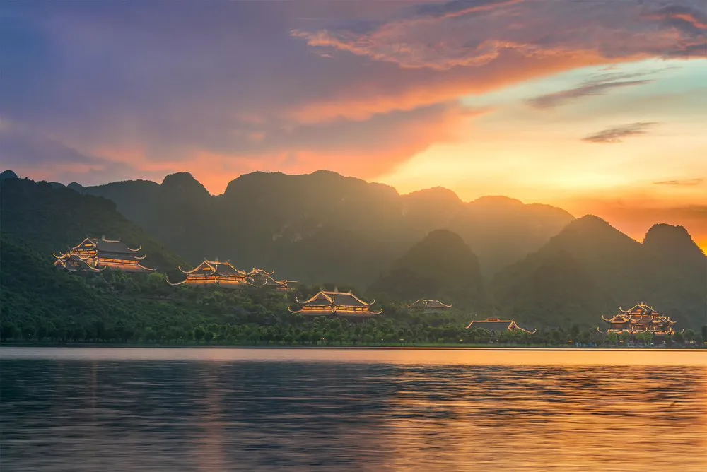 Chương trình “Tam Chúc một vạn bánh chưng xanh 2023” tổ chức ngày 7 và 8-1 với mong muốn mang đến không gian tết ấm cúng dành cho các du khách, tăng ni, phật tử... từ khắp mọi miền Tổ quốc, quây quần tự tay gói những chiếc bánh chưng để dành tặng cho người có hoàn cảnh khó khăn, trẻ mồ côi… Chương trình dự kiến sẽ gói và nấu 10.000 chiếc bánh chưng chay. Cùng với đó, sẽ có các hoạt động văn hóa nghệ thuật, quyên góp quần áo, giày dép, để tặng người dân tại các tỉnh miền núi phía Bắc. Chương trình “Tam Chúc một vạn bánh chưng xanh 2023” tổ chức ngày 7 và 8-1 với mong muốn mang đến không gian tết ấm cúng dành cho các du khách, tăng ni, phật tử... từ khắp mọi miền Tổ quốc, quây quần tự tay gói những chiếc bánh chưng để dành tặng cho người có hoàn cảnh khó khăn, trẻ mồ côi… Chương trình dự kiến sẽ gói và nấu 10.000 chiếc bánh chưng chay. Cùng với đó, sẽ có các hoạt động văn hóa nghệ thuật, quyên góp quần áo, giày dép, để tặng người dân tại các tỉnh miền núi phía Bắc.