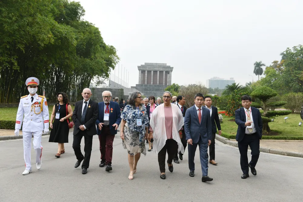 Đoàn đại biểu quốc tế dự Gặp gỡ hữu nghị đã vào viếng Lăng Chủ tịch Hồ Chí Minh, tham quan Khu di tích Chủ tịch Hồ Chí Minh. Ảnh QUANG PHÚC