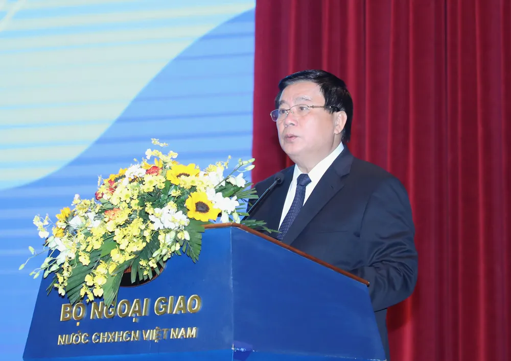 Đồng chí Nguyễn Xuân Thắng, Ủy viên Bộ chính trị, Giám đốc Học viện Chính trị Quốc gia Hồ Chí Minh, Chủ tịch Hội đồng Lý luận Trung ương phát biểu đề dẫn tại hội thảo. Ảnh QUANG PHÚC