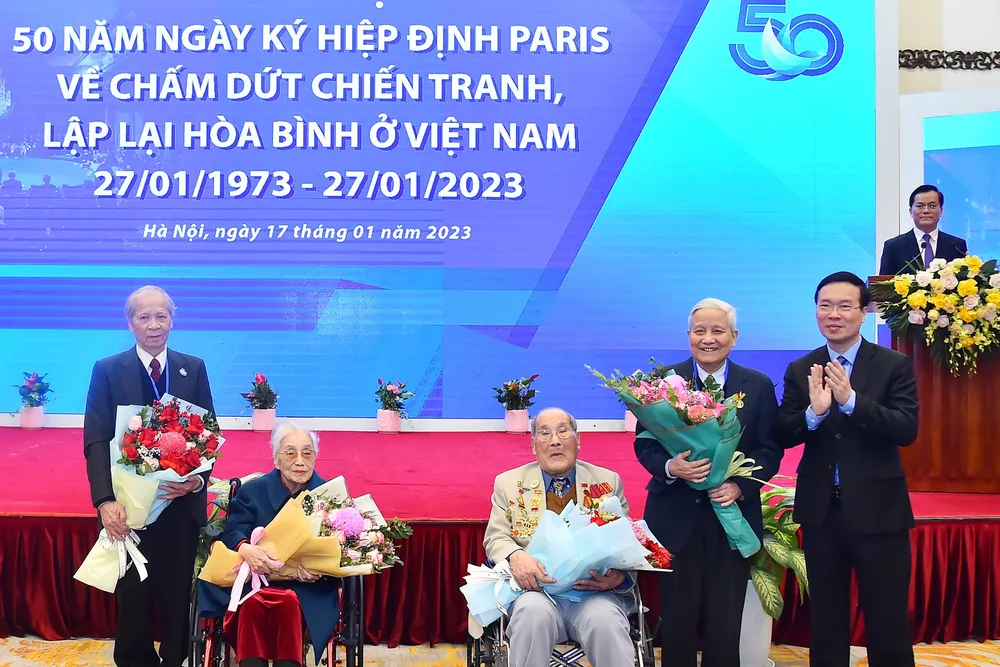 Thay mặt lãnh đạo Đảng, Nhà nước, Thường trực Ban Bí thư Võ Văn Thưởng đã tặng hoa cho các thành viên đoàn đàm phán dự lễ kỷ niệm. Ảnh: QUANG PHÚC