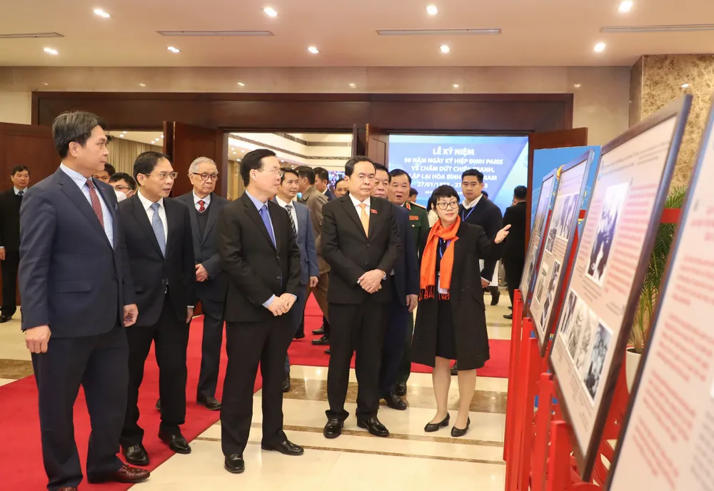 Thường trực Ban Bí thư Võ Văn Thưởng và Phó Chủ tịch Thường trực Quốc hội Trần Thanh Mẫn cùng các đại biểu tham quan trưng bày tư liệu và hình ảnh lịch sử tại lễ kỷ niệm. Ảnh: QUANG PHÚC