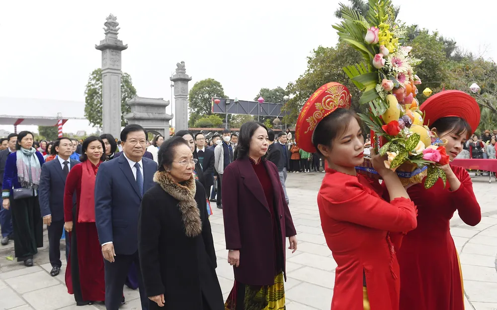 Các đại biểu tham dự lễ dâng hương tưởng nhớ tri ân công đức của hai vị anh hùng dân tộc Trưng Trắc và Trưng Nhị. Ảnh VIẾT CHUNG