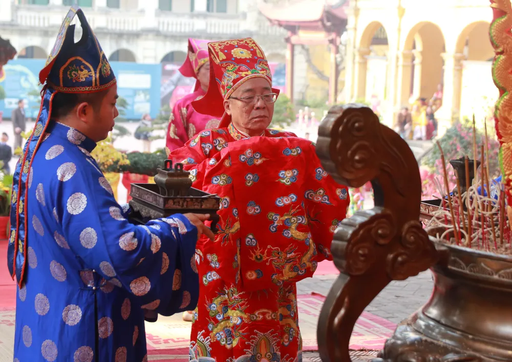 Lễ dâng hương khai xuân là nghi thức được tổ chức thường niên với ý nghĩa hướng về cội nguồn tiên tổ, tri ân công đức các bậc tiên đế, các đức vua anh minh, các bậc hiền tài có công với nước, đồng thời tôn vinh các giá trị truyền thống của Thăng Long - Hà Nội Lễ dâng hương khai xuân là nghi thức được tổ chức thường niên với ý nghĩa hướng về cội nguồn tiên tổ, tri ân công đức các bậc tiên đế, các đức vua anh minh, các bậc hiền tài có công với nước, đồng thời tôn vinh các giá trị truyền thống của Thăng Long - Hà Nội