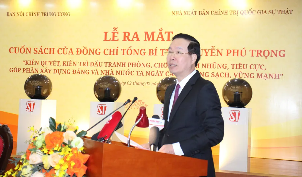 "Qua cuốn sách, bạn đọc trong và ngoài nước hiểu rõ hơn về chủ trương, đường lối và quyết tâm đấu tranh chống "giặc nội xâm", ngăn chặn, đẩy lùi, xử lý nghiêm tham nhũng, tiêu cực của Đảng, Nhà nước ta - một cuộc chiến không tiếng súng nhưng vô cùng quyết liệt, cam go" - Ủy viên Bộ Chính trị, Thường trực Ban Bí thư Võ Văn Thưởng nhấn mạnh