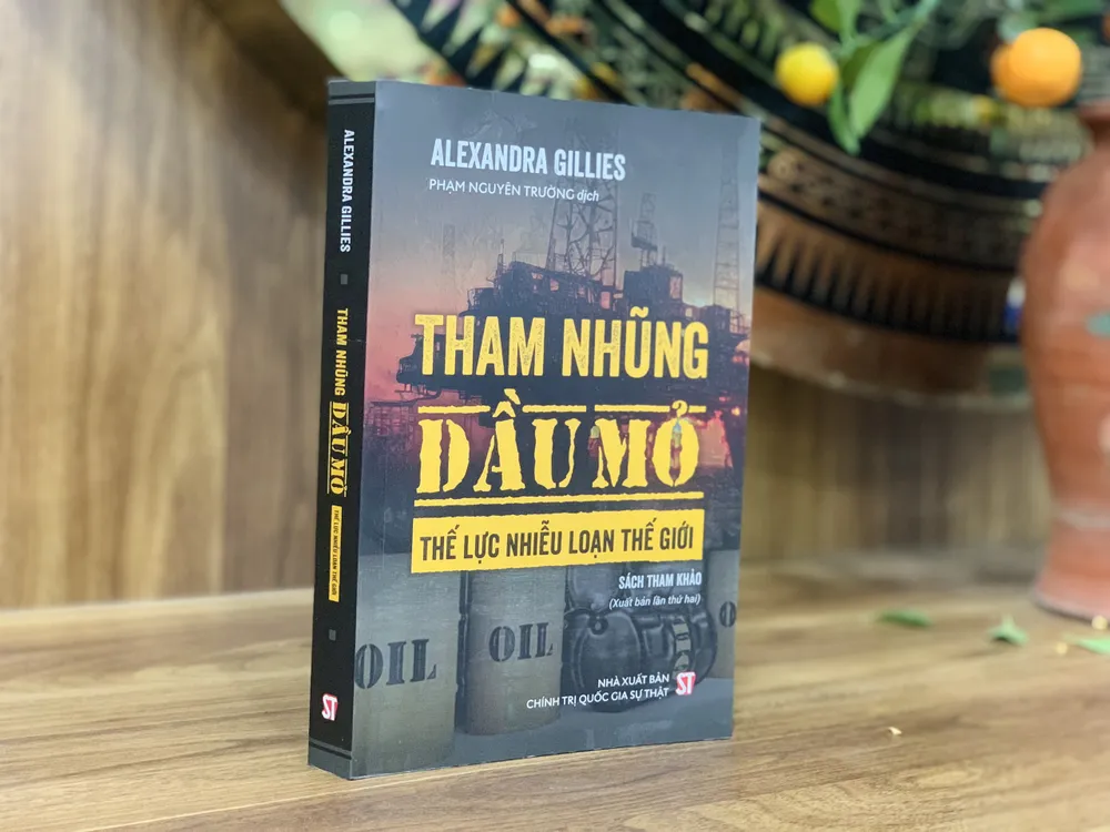 Cuốn sách Tham nhũng dầu mỏ - Thế lực nhiễu loạn thế giới do NXB Chính trị Quốc gia Sự thật ấn hành
