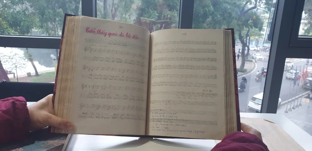 Bài ca "Tiễn thầy giáo đi bộ đội" đã trở thành kỷ niệm tuổi thơ của bao các bạn cùng lứa