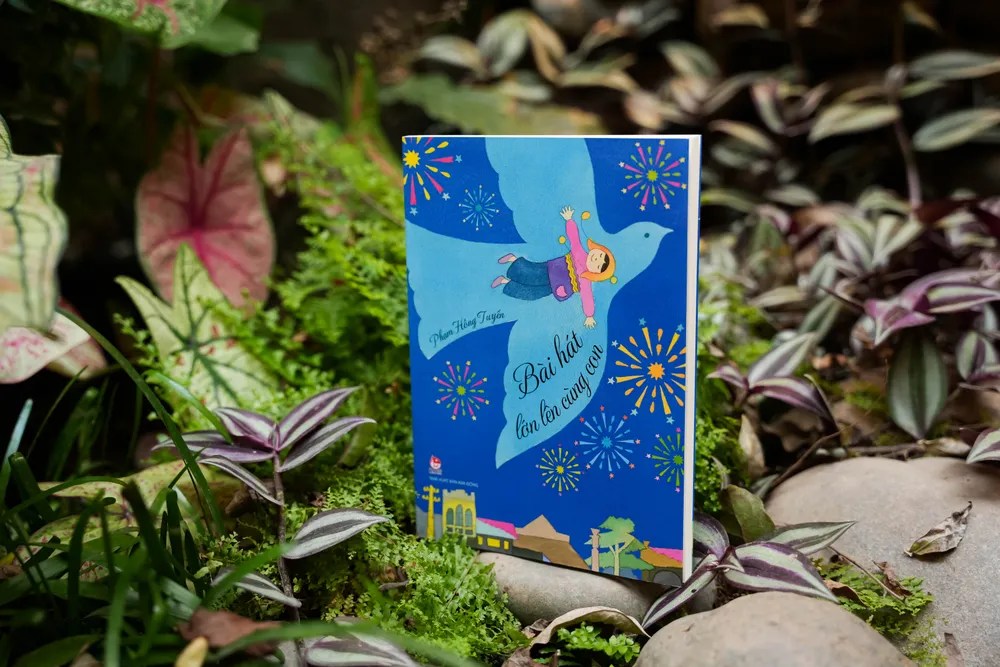 Trong “Bài hát lớn lên cùng con”, bên cạnh những mẩu chuyện là một số hình ảnh tư liệu về nhạc sĩ Phạm Tuyên, gia đình, người thân, bút tích viết tay của một số bài hát