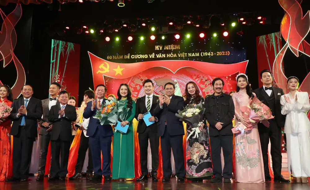 Thủ tướng Chính phủ Phạm Minh Chính và các đại biểu tặng hoa chúc mừng các nghệ sĩ tham gia chương trình. Ảnh: QUANG PHÚC