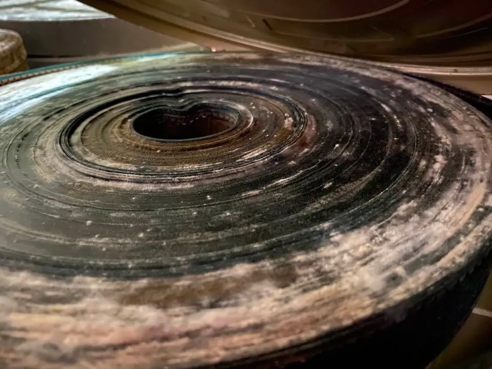 Các thước phim bị hư hỏng nặng do bảo quản không đúng