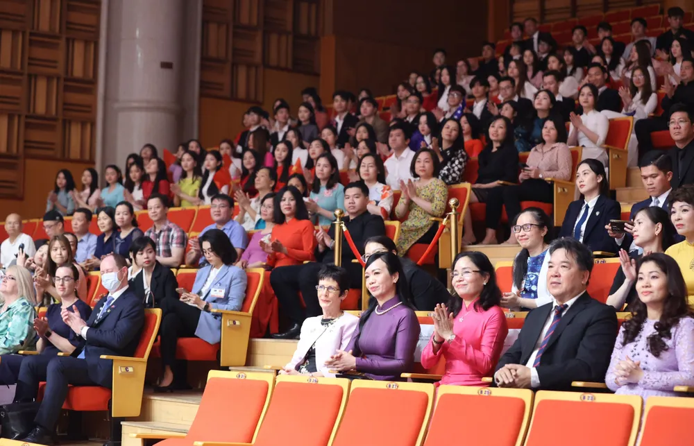 Hai phu nhân cùng các thành viên của đoàn thưởng thức món quà âm nhạc của thầy và trò Học viện Âm nhạc Quốc gia Việt Nam gửi tặng. Ảnh VIẾT CHUNG