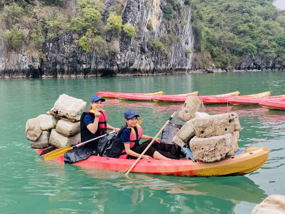 Hạ Long ra quân đợt cao điểm thu dọn rác thải. Ảnh P.H