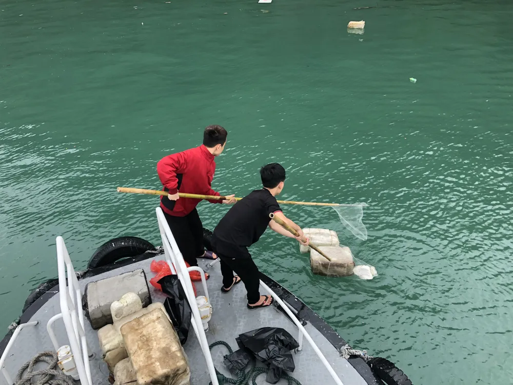 Trong đợt cao điểm ra quân về bảo vệ môi trường biển, TP Hạ Long huy động sự tham gia của các lực lượng công an, quân đội, thanh niên xung kích, người dân và các doanh nghiệp đang hoạt động trên vịnh.