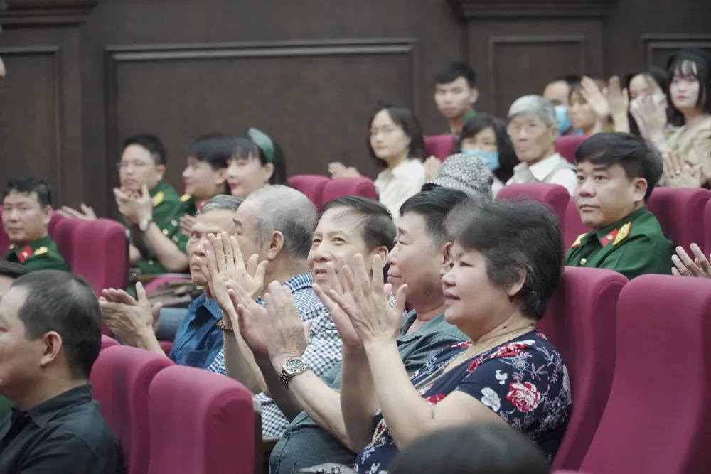 Ngay sau lễ khai mạc, các đại biểu và khán giả đã có dịp xem phim tài liệu Hóa giải (đạo diễn: Vũ Anh Nhất) và phim truyện Khúc mưa (đạo diễn: Bùi Tuấn Dũng) do Điện ảnh Quân đội Nhân dân sản xuất Ngay sau lễ khai mạc, các đại biểu và khán giả đã có dịp xem phim tài liệu Hóa giải (đạo diễn: Vũ Anh Nhất) và phim truyện Khúc mưa (đạo diễn: Bùi Tuấn Dũng) do Điện ảnh Quân đội Nhân dân sản xuất