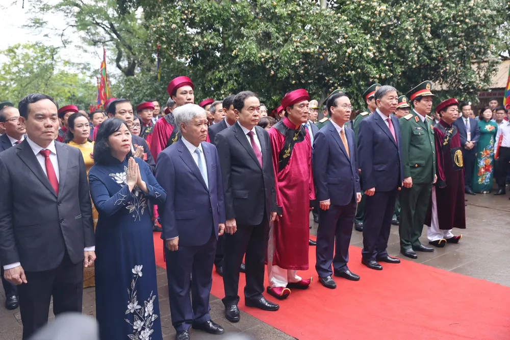 Các đồng chí lãnh đạo Đảng, Nhà nước dâng hương tưởng niệm các Vua Hùng, tưởng nhớ, tri ân công đức Tổ tiên đã có công dựng nước, tại điện Kính Thiên trên đỉnh Nghĩa Lĩnh. Ảnh: VIẾT CHUNG