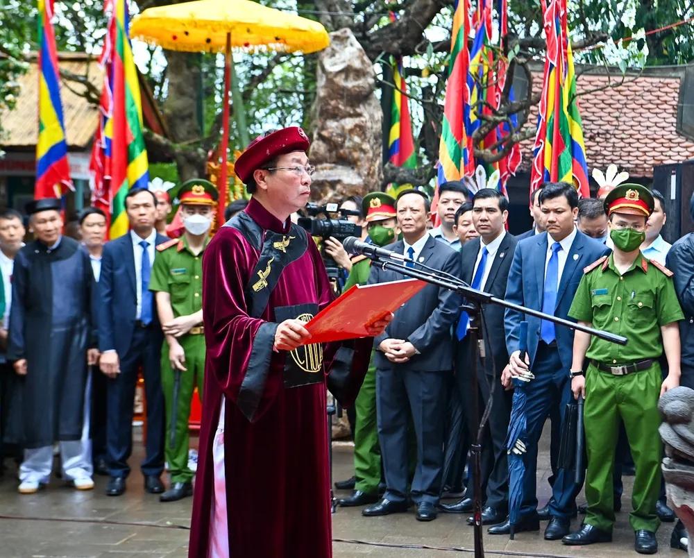 Thay mặt đồng bào cả nước, trước anh linh các Vua Hùng, Chủ tịch UBND tỉnh Phú Thọ Bùi Văn Quang, Chủ lễ Giỗ Tổ Hùng Vương năm 2023 đọc Chúc văn bày tỏ lòng tự hào, biết ơn công đức tổ tiên. Ảnh: VIẾT CHUNG