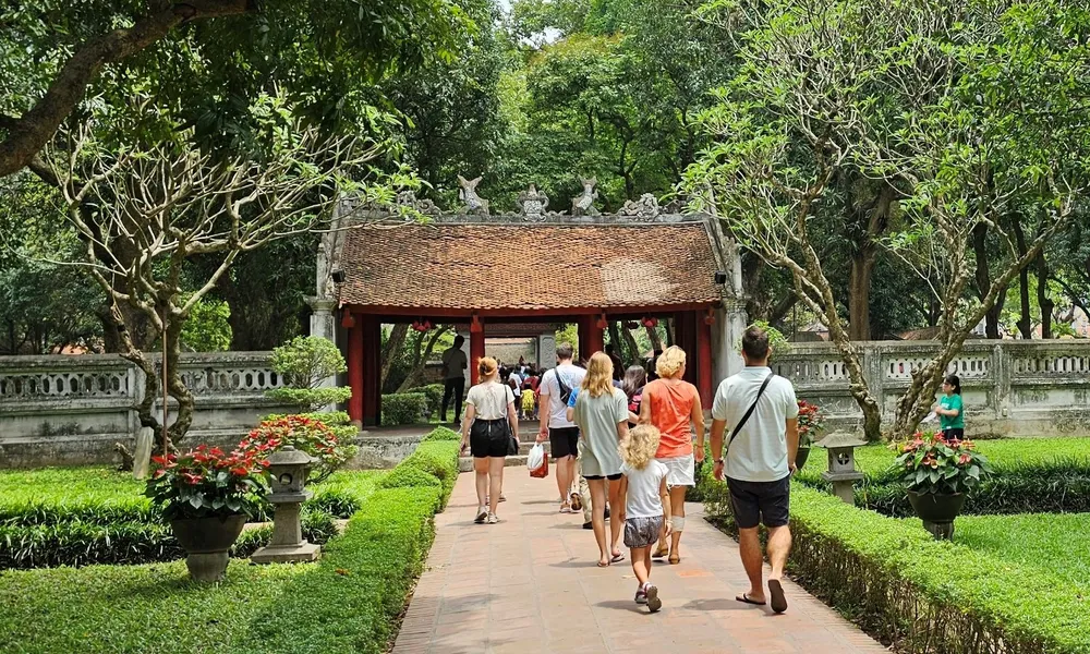 Khách nước ngoài đến Việt Nam