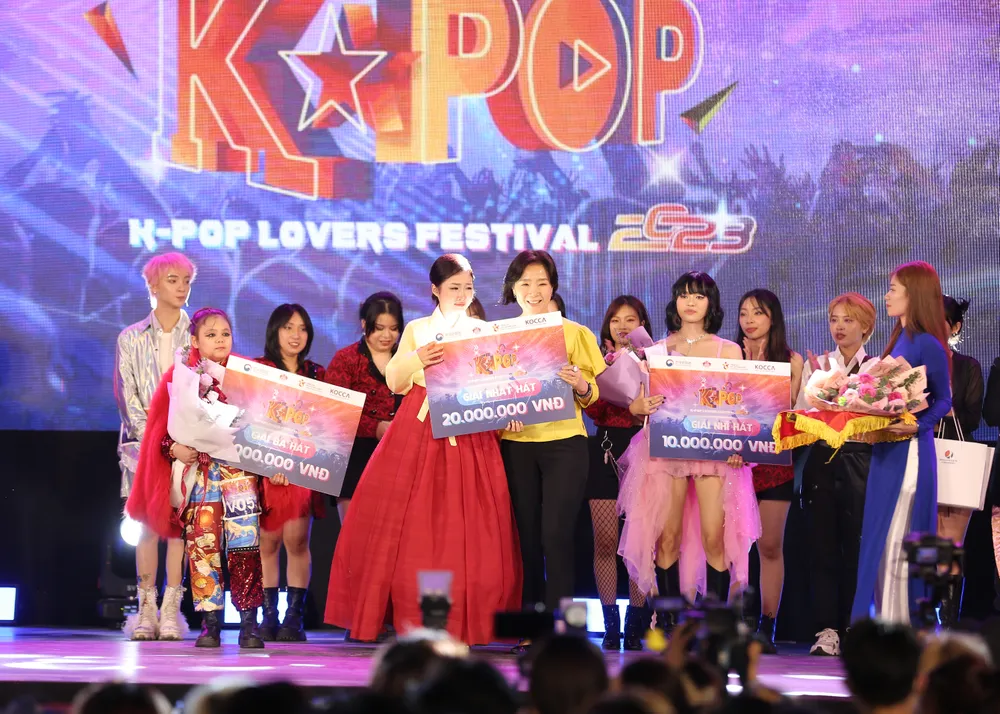 Đại sứ Hàn Quốc tại Việt Nam trao Giải nhất cho Nguyễn Hồng Phúc Đại sứ Hàn Quốc tại Việt Nam trao Giải nhất cho Nguyễn Hồng Phúc