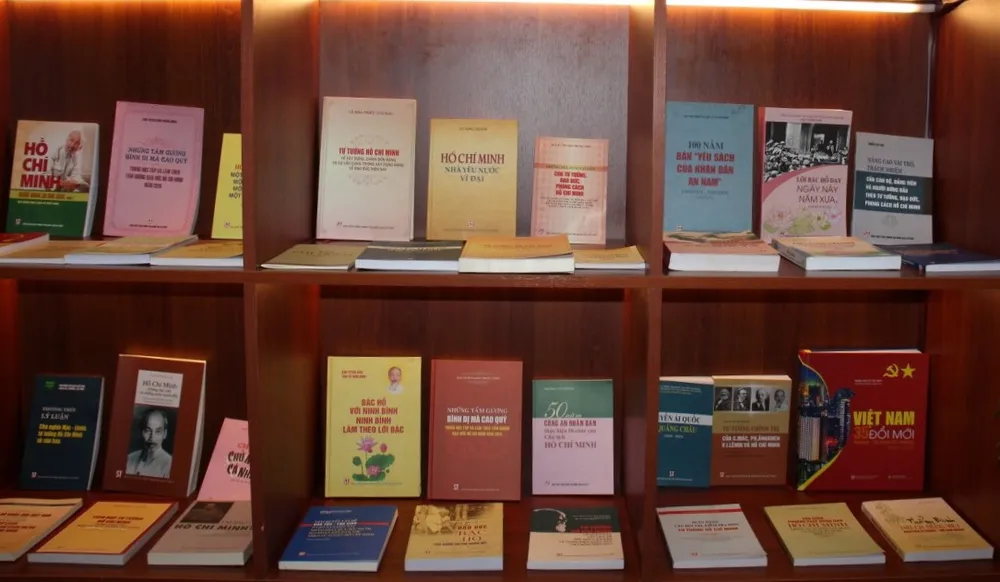 Các ấn phẩm có trong Không gian văn hóa Hồ Chí Minh sẽ giúp thế hệ trẻ học tập và làm theo tấm gương đạo đức sáng ngời của Bác Các ấn phẩm có trong Không gian văn hóa Hồ Chí Minh sẽ giúp thế hệ trẻ học tập và làm theo tấm gương đạo đức sáng ngời của Bác