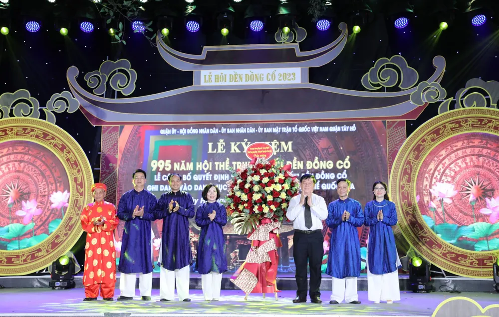 Đồng chí Nguyễn Trọng Nghĩa, Trưởng ban Tuyên giáo Trung ương đã tới dự và tặng hoa chúc mừng.