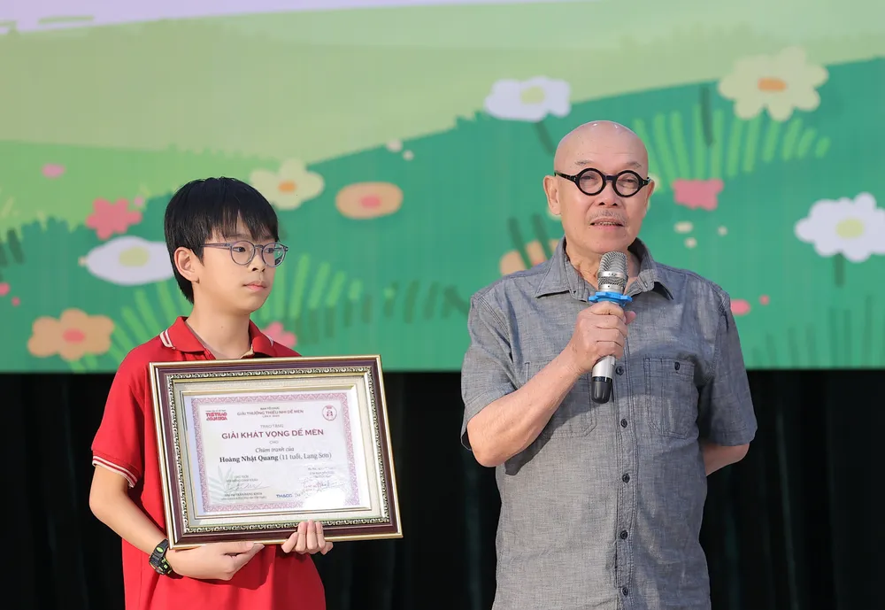 Họa sĩ Thành Chương và họa sĩ nhí Hoàng Nhật Quang