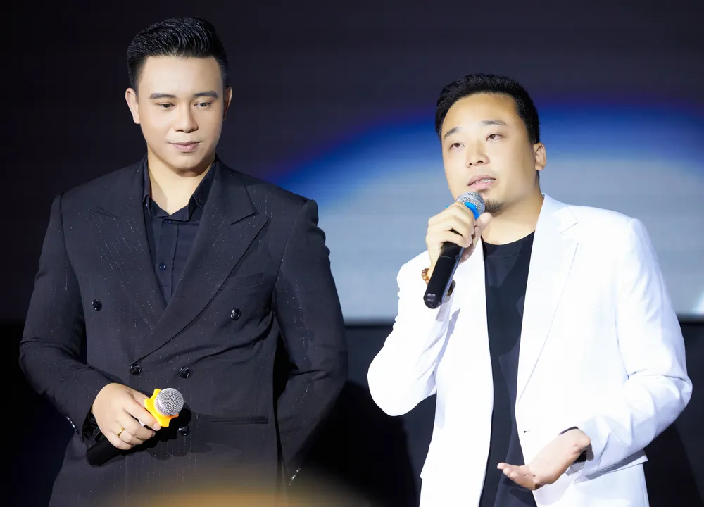 Ca sĩ Đông Hùng và Giám đốc âm nhạc Nguyễn Hữu Vượng