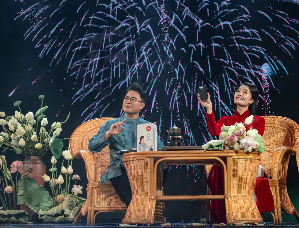 Thuộc thể loại self-help (hướng dẫn người đọc tự hoàn thiện bản thân), cuốn sách Sống như bông pháo hoa gồm 12 chương tương ứng với 12 chặng trong cuộc hành trình khám phá những triết lý về cuộc sống