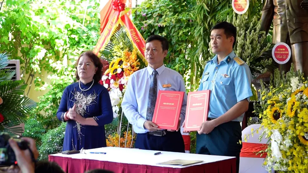 Sự kiện cũng chứng kiến lễ ký kết hợp tác giáo dục giữa Bảo tàng Đại tướng Nguyễn Chí Thanh và Học viện Chính trị Bộ Quốc Phòng, Bảo tàng Lịch sử Quân sự Việt Nam, Phòng Giáo dục quận Bắc Từ Liêm, Quân chủng Phòng không - Không quân, Đại học Khoa học xã hội và Nhân văn (Đại học Quốc gia Hà Nội). Ảnh THÚY DIỆU