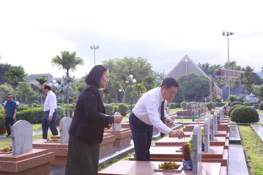 Đồng chí Nguyễn Trọng Nghĩa, Trưởng Ban Tuyên giáo Trung ương cùng các thành viên trong đoàn thắp hương tưởng nhớ các anh hùng, liệt sĩ tại nghĩa trang TP Điện Biên Phủ