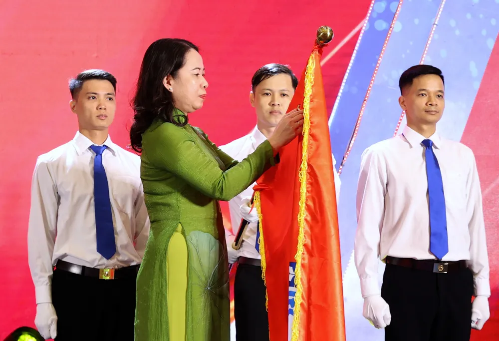 Phó Chủ tịch nước Võ Thị Ánh Xuân đến dự và trao Huân chương Lao động hạng Nhì cho Cục Báo chí. Ảnh VIẾT CHUNG