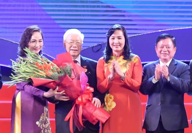 Nhân dịp này, Liên hiệp các Hội Văn học Nghệ thuật Việt Nam trao tặng Tổng Bí thư Nguyễn Phú Trọng Kỷ niệm chương vì sự nghiệp Văn học Nghệ thuật Việt Nam