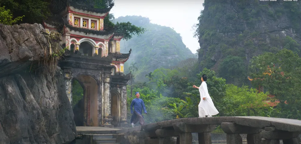 "Cõng mẹ về trời" của NSƯT Phạm Phương Thảo mang một tinh thần mới, ca từ, giai điệu cộng hưởng với âm điệu được thể hiện bằng một giọng hát điêu luyện "Cõng mẹ về trời" của NSƯT Phạm Phương Thảo mang một tinh thần mới, ca từ, giai điệu cộng hưởng với âm điệu được thể hiện bằng một giọng hát điêu luyện