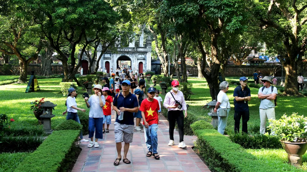 Tổng thu từ khách du lịch trong dịp này ước đạt 2.000 tỷ đồng, tăng 54% so với cùng kỳ năm 2022