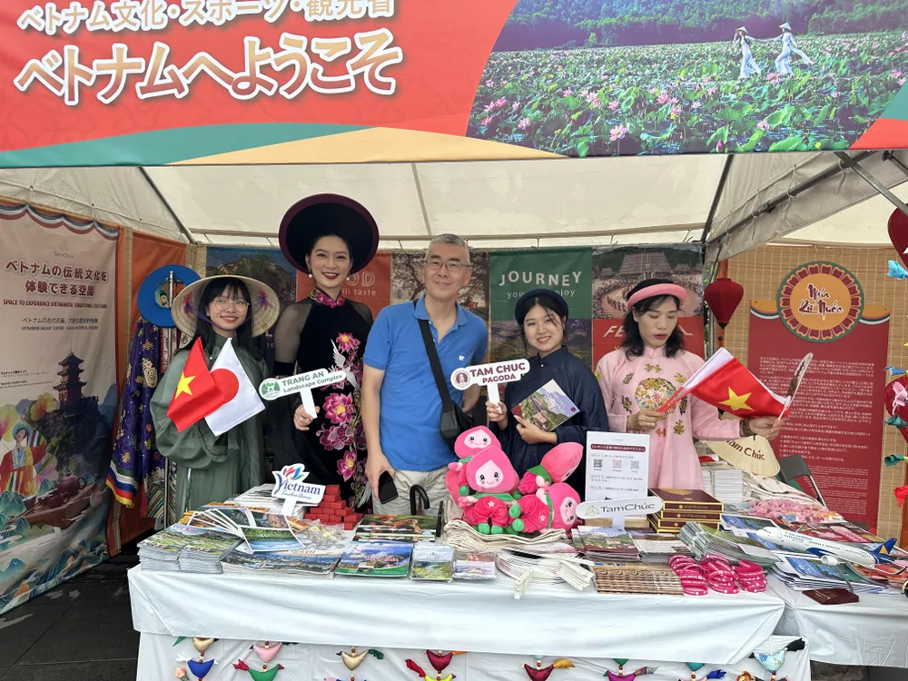 Du khách Nhật Bản thích thú tham gia trải nghiệm với cổ phục của Việt