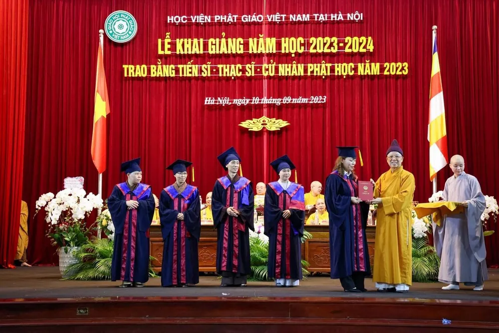 Hòa thượng Thích Thanh Quyết, Viện trưởng HVPGVN tại Hà Nội trao bằng cho các thạc sĩ Phật học Hòa thượng Thích Thanh Quyết, Viện trưởng HVPGVN tại Hà Nội trao bằng cho các thạc sĩ Phật học