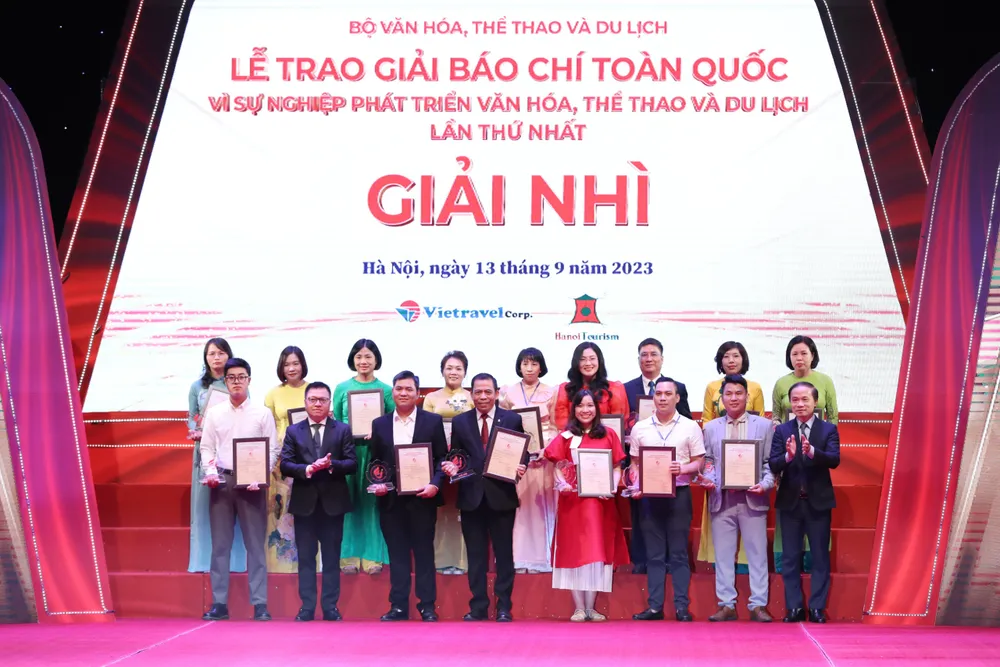 Tác giả và nhóm tác giả được trao giải Nhì. Ảnh QUANG PHÚC