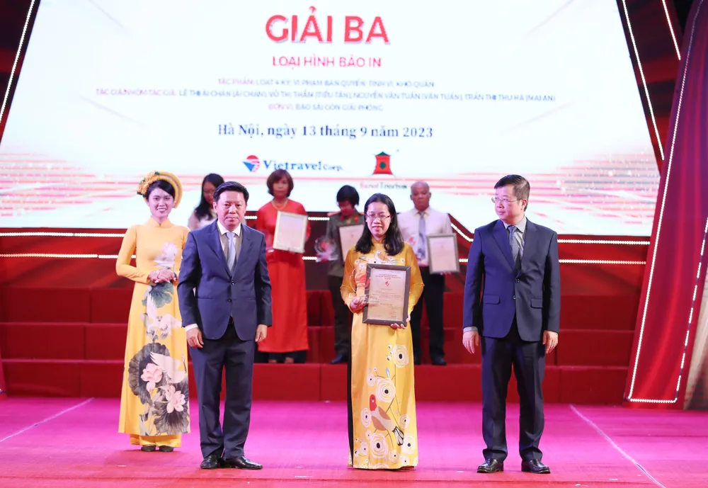 Báo SGGP được trao giải Ba báo in với loạt bài 4 kỳ “Vi phạm bản quyền: Tinh vi, khó quản” của nhóm tác giả Ái Chân, Tiểu Tân, Văn Tuấn, Mai An. Ảnh: QUANG PHÚC