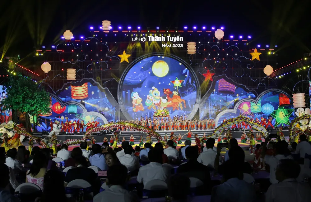 Chương trình nghệ thuật lung linh sắc màu. Ảnh: VIẾT CHUNG