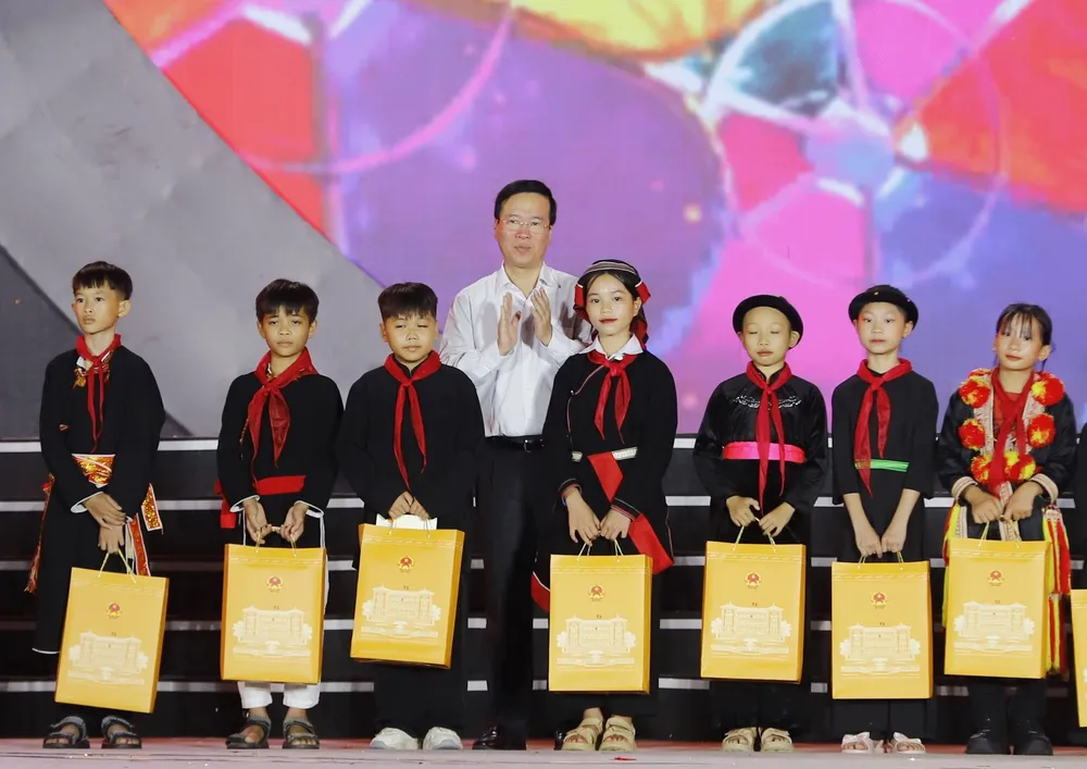Chủ tịch nước Võ Văn Thưởng tặng quà cho các cháu thiếu nhi tại chương trình Đêm hội Thành Tuyên năm 2023, tối 23-9. Ảnh: VIẾT CHUNG