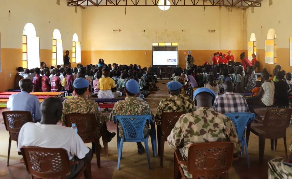 Trong chuyến làm việc, Thiếu tướng Benjamin Olufemi Sawyerr đã dự buổi chiếu phim thường kỳ cho trẻ em của Đội Công binh Việt Nam tại nhà thờ Abyei