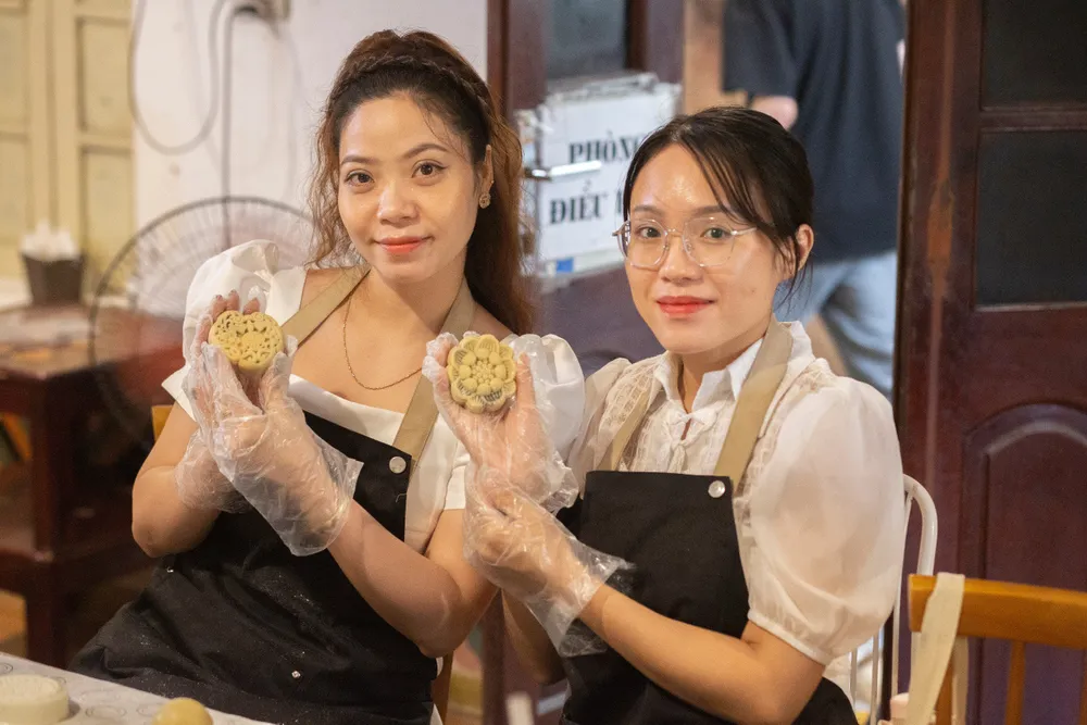 Tự làm một chiếc bánh Trung thu là trải nghiệm thú vị được nhiều bạn trẻ lựa chọn trong mùa tết Đoàn viên năm nay. Ảnh HÀ NGUYỄN