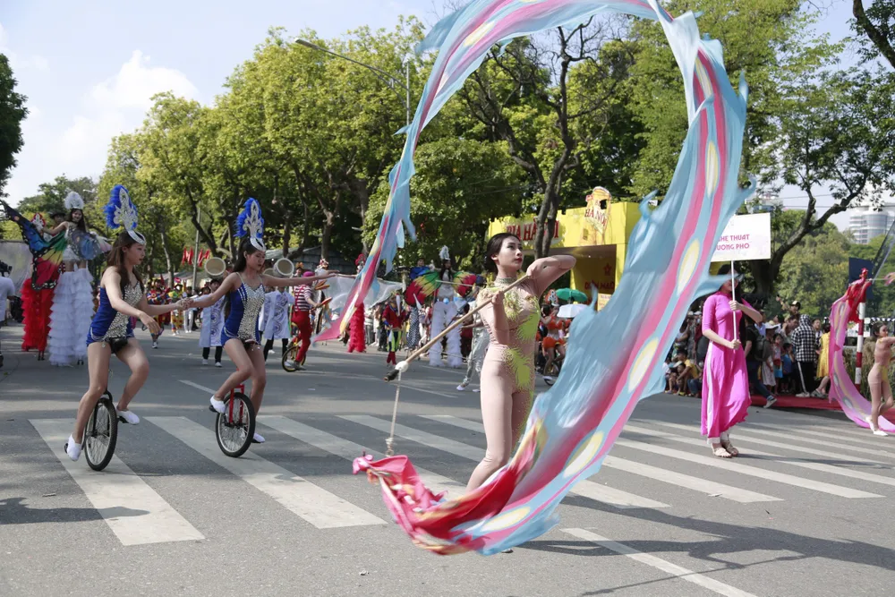 Trình diễn đường phố của các nghệ sĩ xiếc Hà Nội. Ảnh: HÀ NGUYỄN