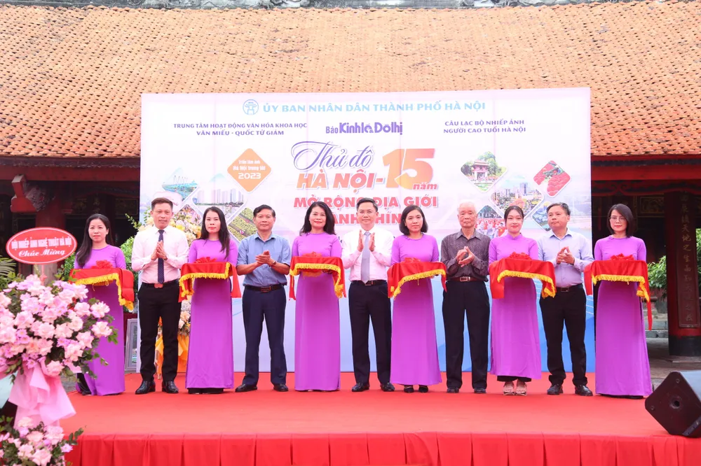 Cắt băng khai mạc triển lãm "Hà Nội - 15 năm mở rộng địa giới hành chính"