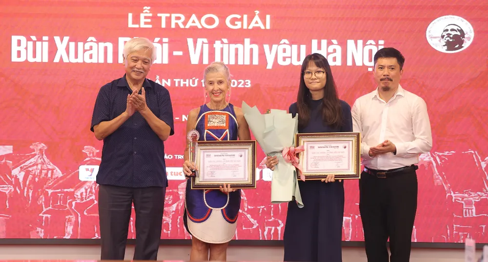 Giải "Tác phẩm - Vì tình yêu Hà Nội" được trao cho triển lãm "Hà Nội 1985 - 2015: Những năm tháng bị lãng quên" Giải "Tác phẩm - Vì tình yêu Hà Nội" được trao cho triển lãm "Hà Nội 1985 - 2015: Những năm tháng bị lãng quên"