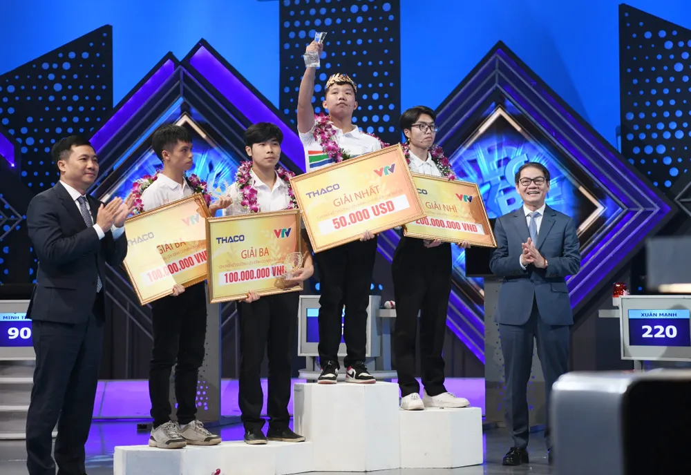 Quán quân Đường Lên Đỉnh Olympia năm thứ 23 nhận được giải thưởng lớn nhất từ trước tới nay với vòng nguyệt quế mạ vàng 24k kèm giải thưởng trị giá 50.000 USD. Ảnh: VIẾT CHUNG Quán quân Đường Lên Đỉnh Olympia năm thứ 23 nhận được giải thưởng lớn nhất từ trước tới nay với vòng nguyệt quế mạ vàng 24k kèm giải thưởng trị giá 50.000 USD. Ảnh: VIẾT CHUNG