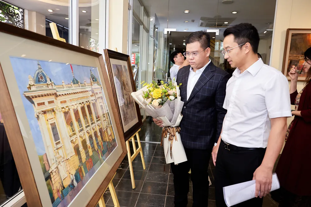 Họa sĩ Hoàng Phong cùng các khách tham quan triển lãm