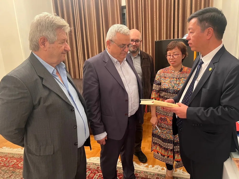 PGS-TS Vũ Trọng Lâm, Giám đốc - Tổng Biên tập NXB Chính trị quốc gia Sự thật tặng sách cho các đại biểu