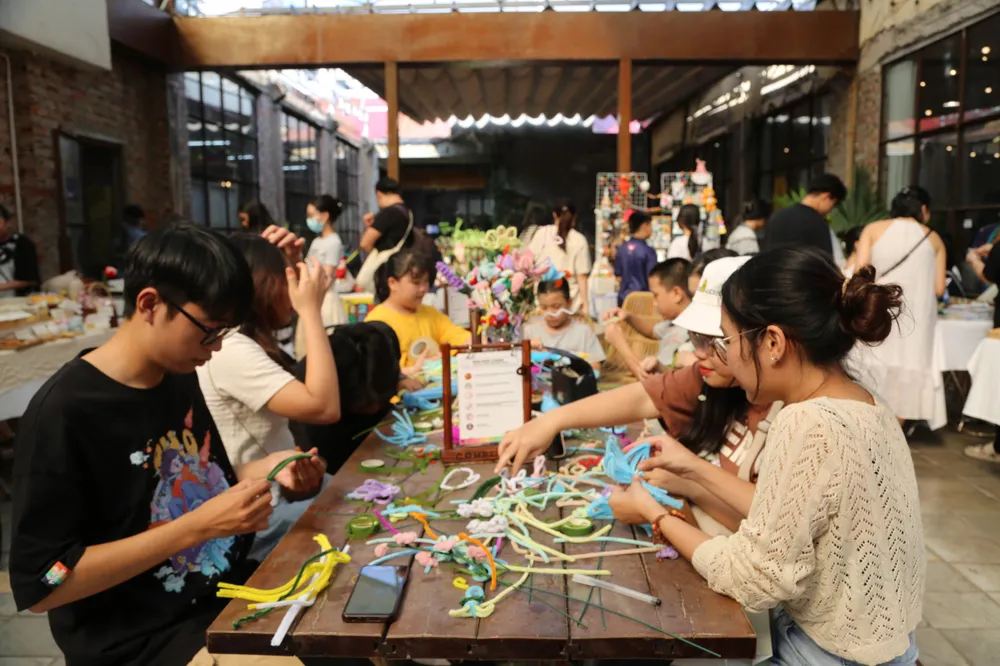 Các bạn trẻ say mê làm hoa kẽm nhung tại một workshop do COMPLEX 01 tổ chức