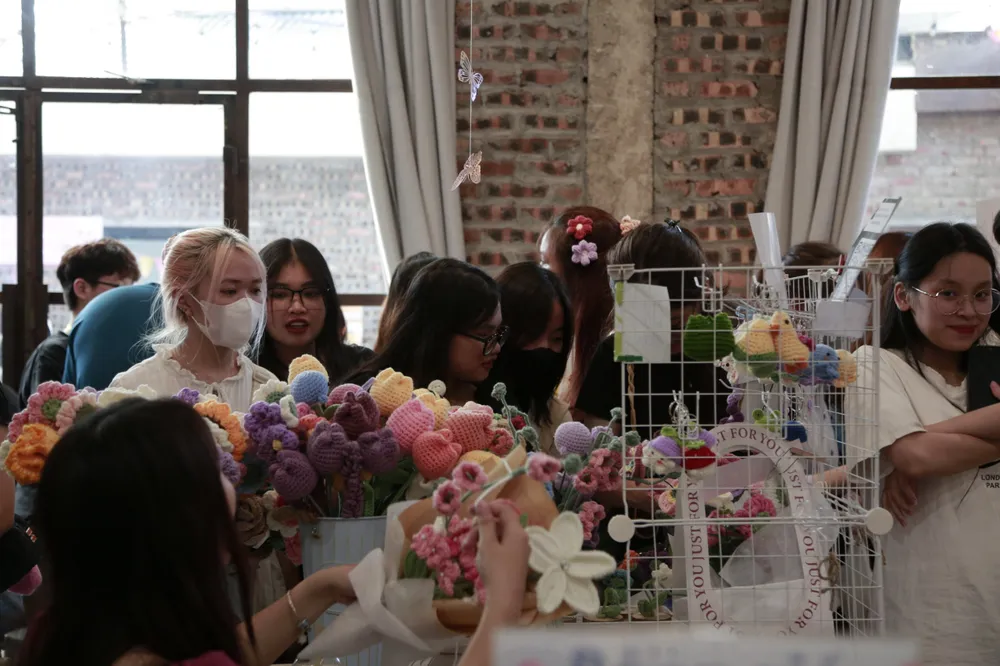 Đông đảo các bạn trẻ ghé mua hoa móc len. Ảnh HÀ NGUYỄN